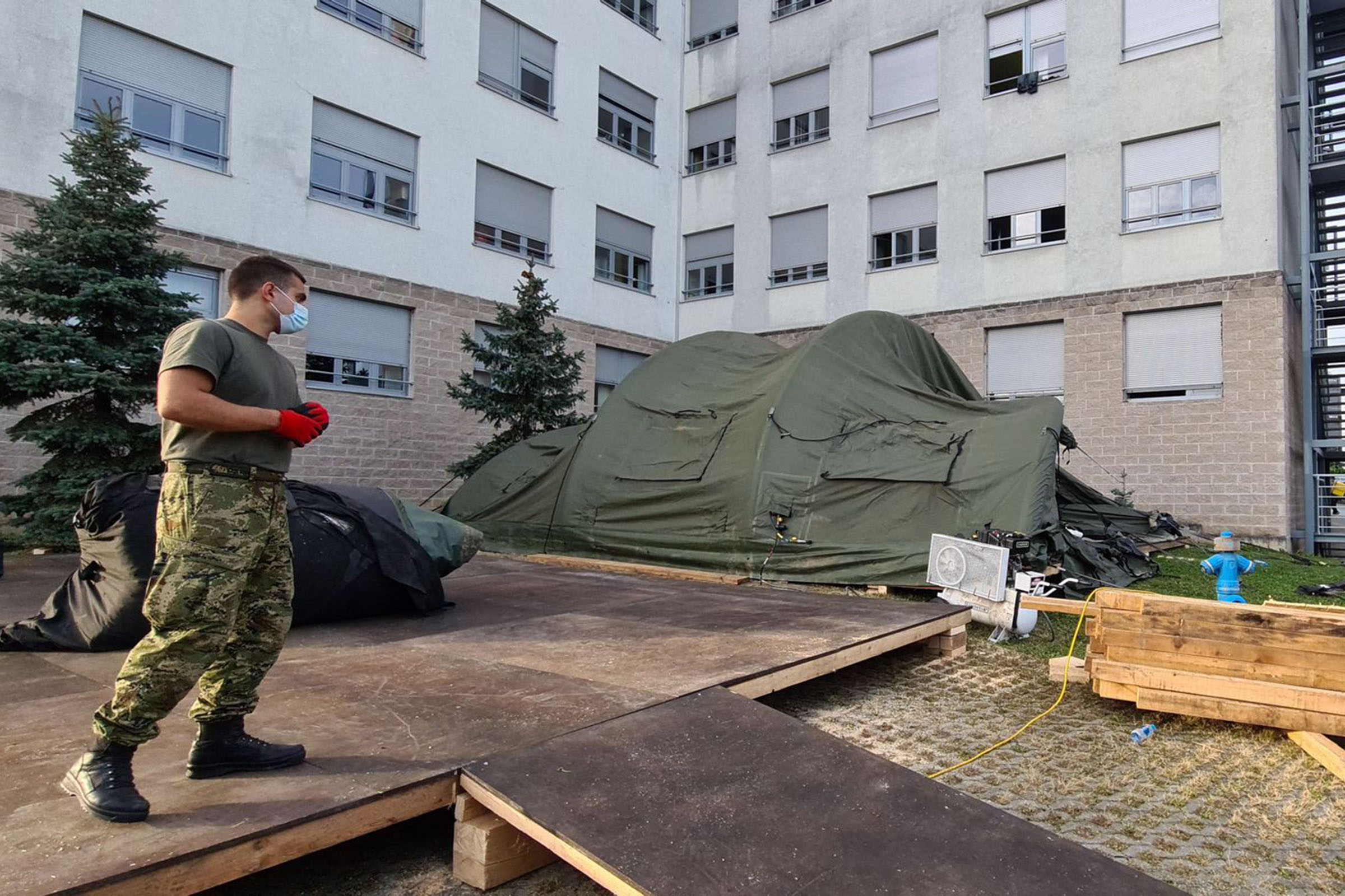 Hrvatska vojska postavlja šatore ispred KBC Zagreb