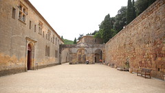 Abbaye de Fontfroide - Photo of Boutenac