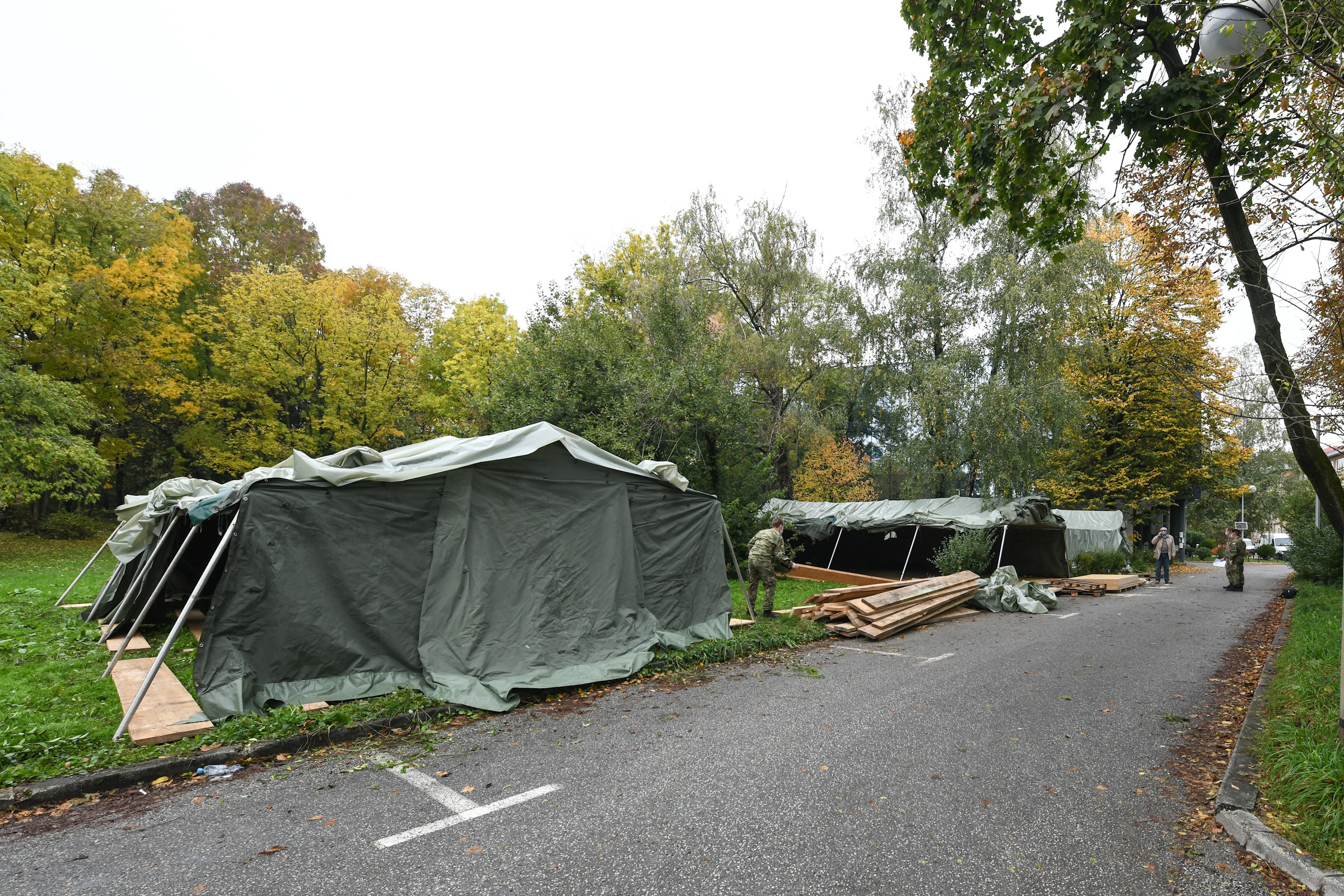 Hrvatska vojska postavlja šatore ispred Medicinskog fakulteta u Zagrebu