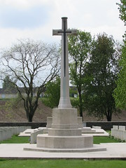 Achiet-le-Grand: Achiet-le-Grand Communal Cemetery Extension (Pas-de-Calais) - Photo of Saint-Léger