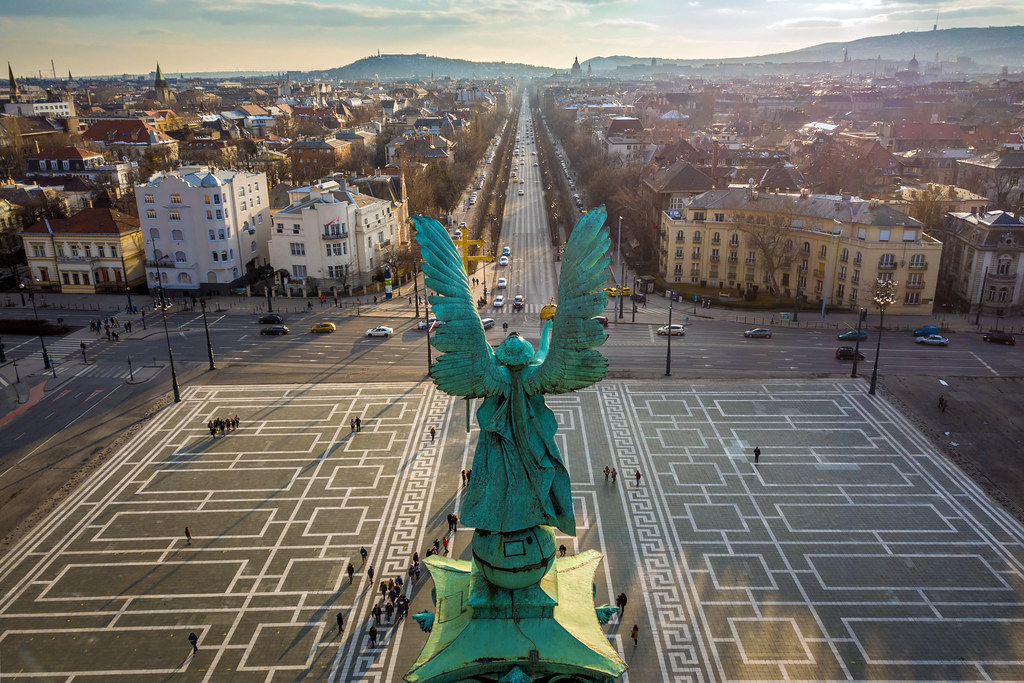 Vue aérienne sur la place des héros et le boulevard Andrassy, Budapest