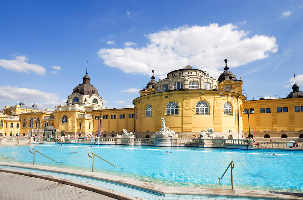 Les populaires thermes Szechenyi, bains publics dont l'eau provient de sources thermales, Budapest