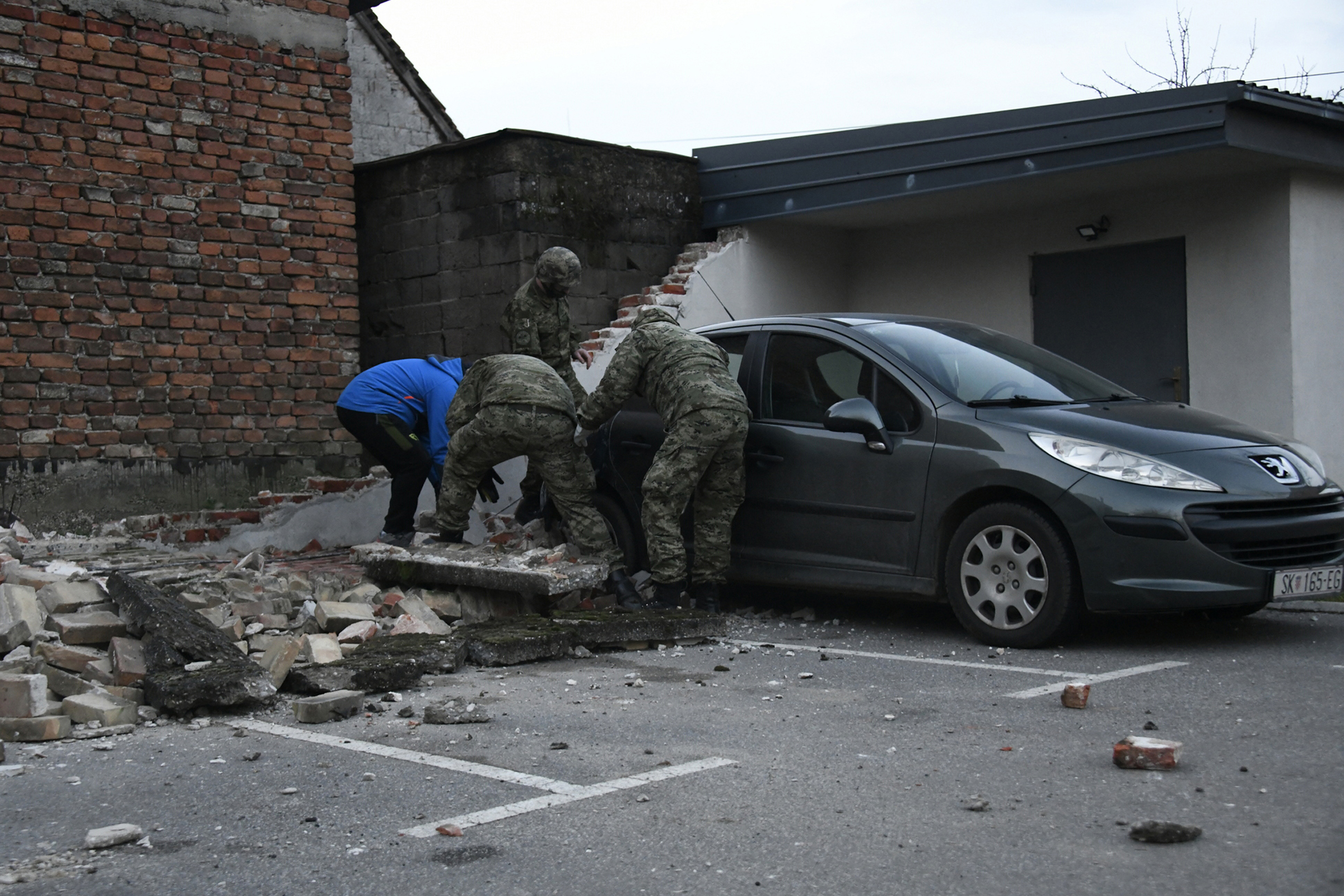 Hrvatska vojska pomaže potresom pogođenom gradu Petrinji i Sisku