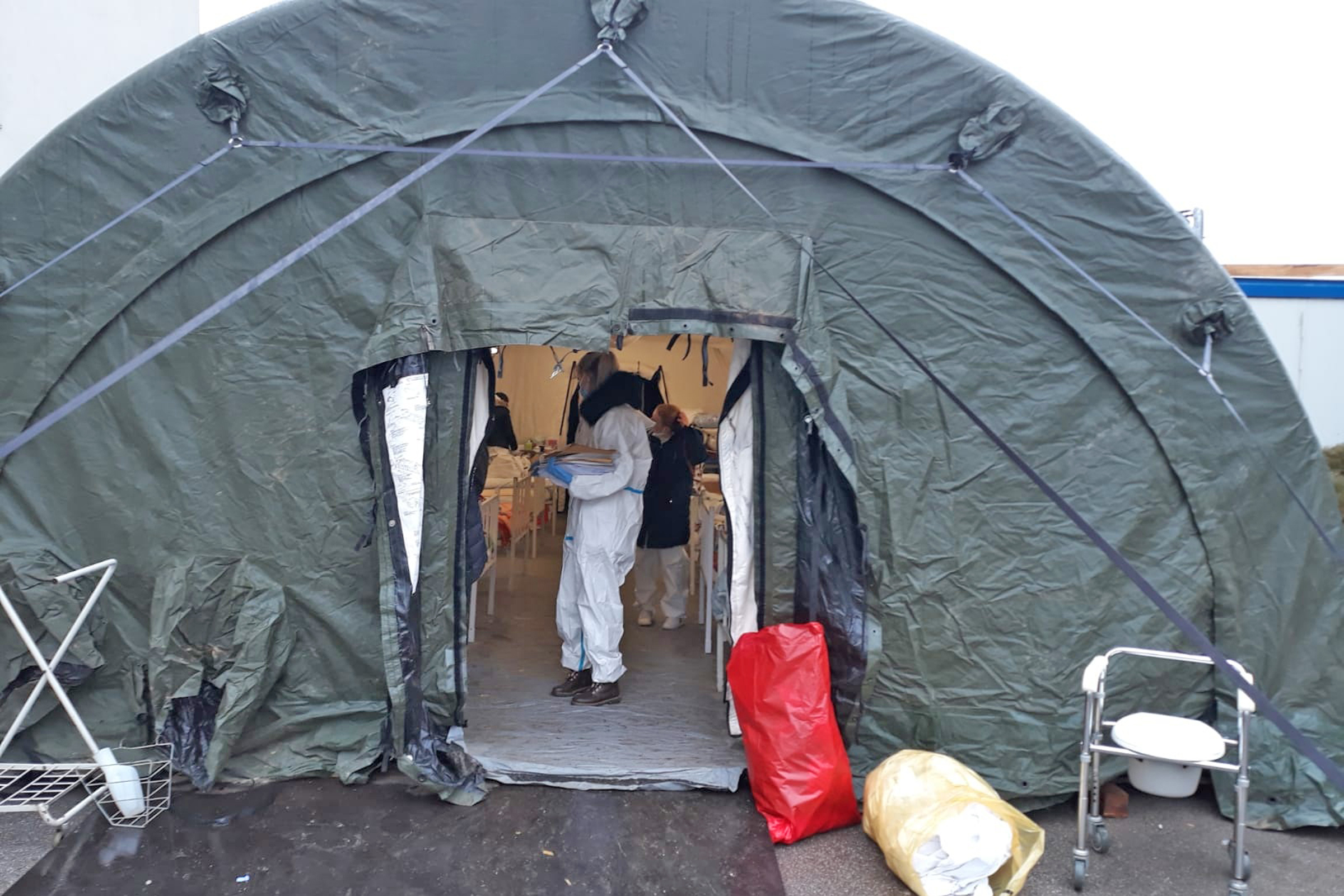 Hrvatska vojska postavila dva šatora ispred sisačke bolnice