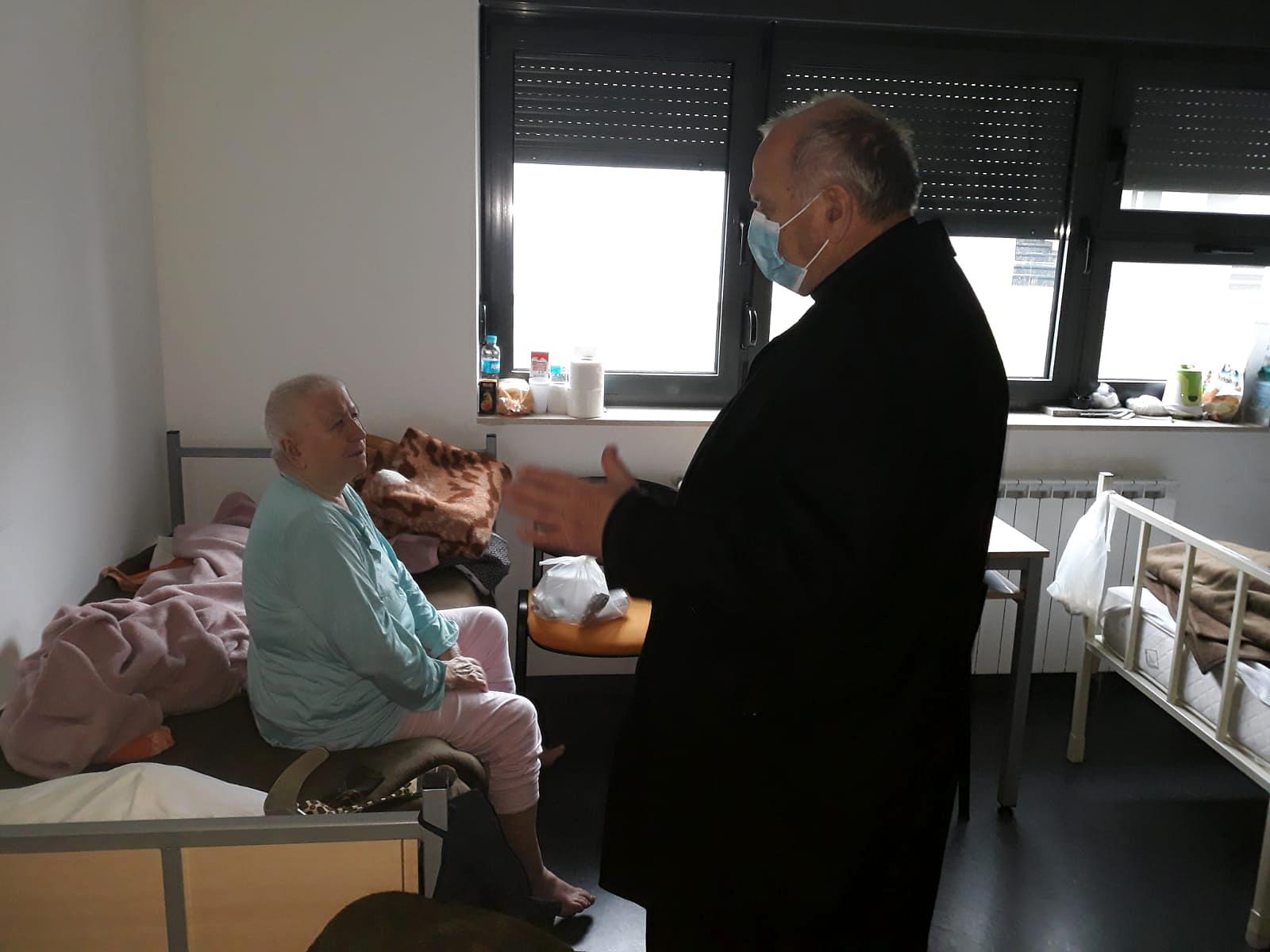 Vojni ordinarij monsignor Jure Bogdan danas je posjetio štićenike Doma za stare i nemoćne osobe u Petrinji