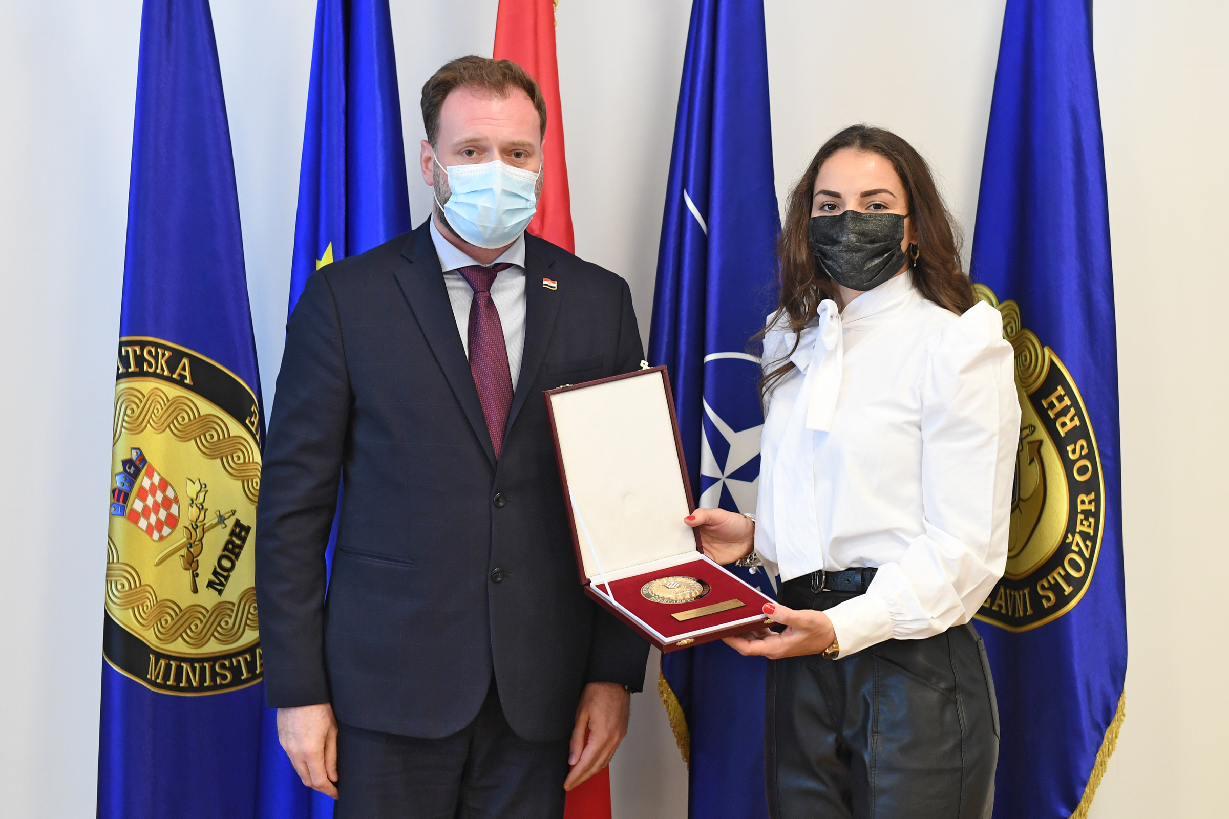 Netom prije strašnog potresa ministar Banožić uručio veliku zlatnu plaketu MORH-a Barbari Matić