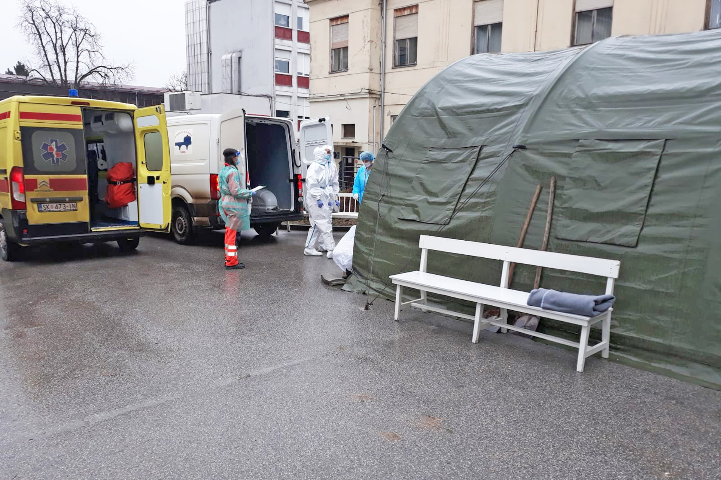 Hrvatska vojska postavila dva šatora ispred sisačke bolnice