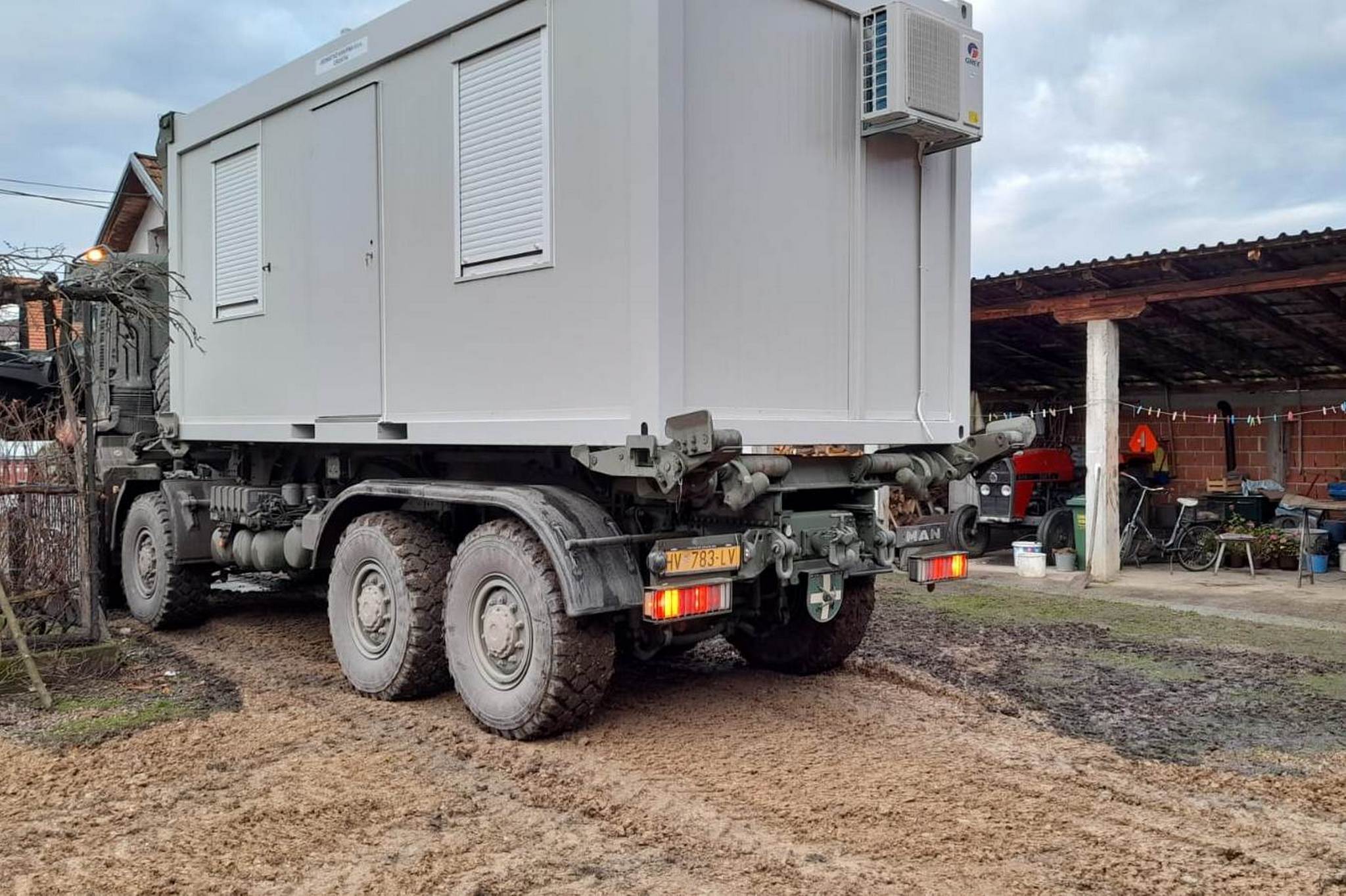 Hrvatska vojska postavlja kontejnere u selima u okolici Gline