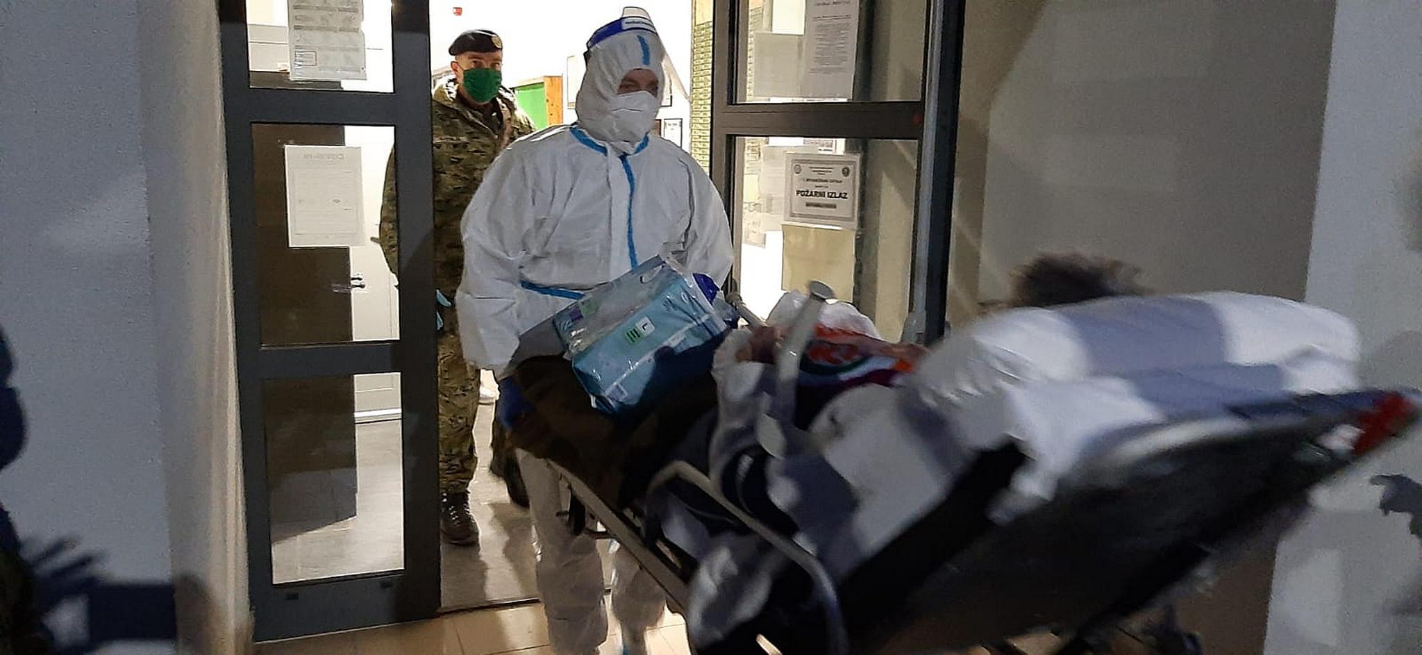 Pripadnici HV-a evakuirali bolesnike iz vojarne u Petrinji u Popovaèu