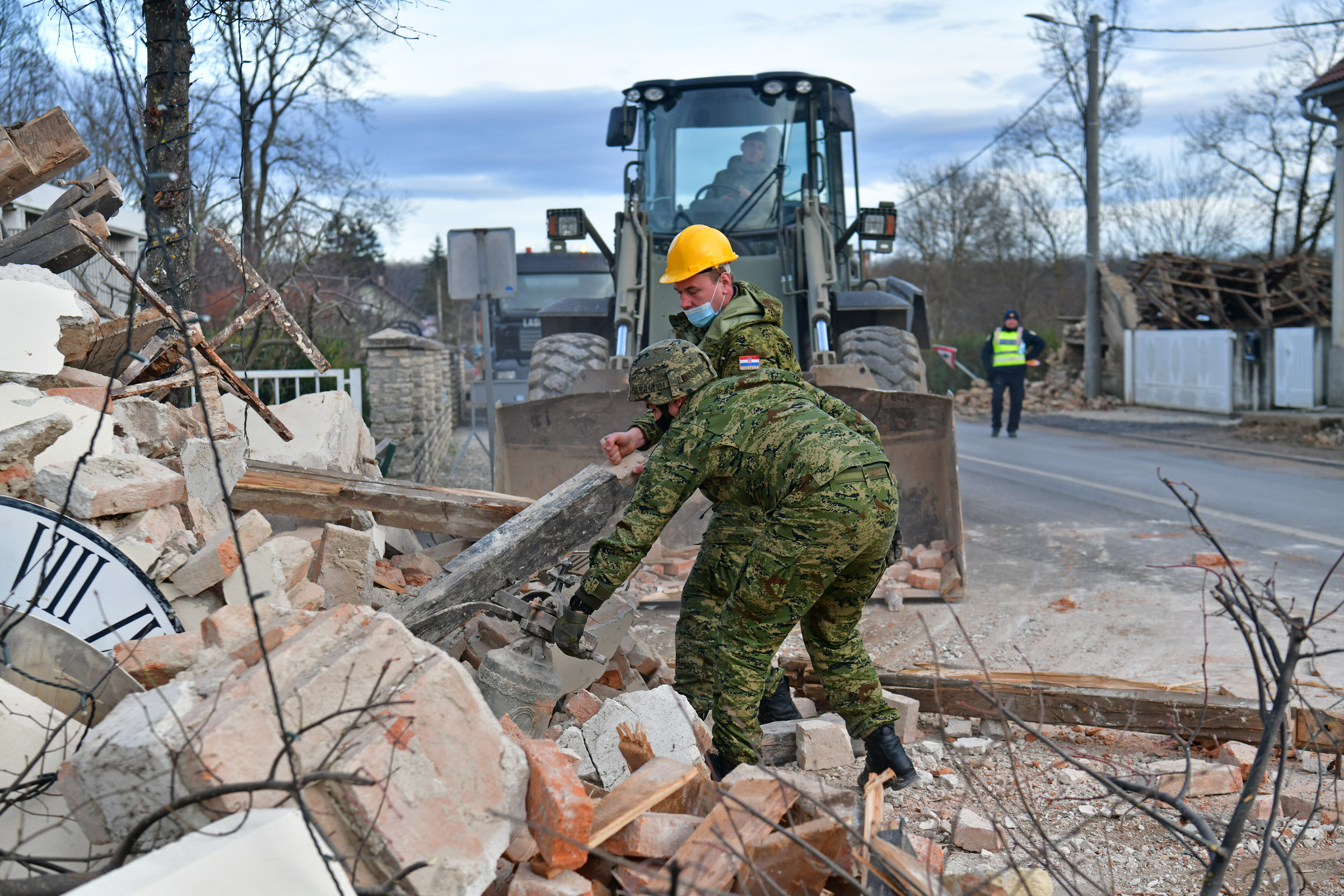 Četvrti dan angažmana Hrvatske vojske na područjima zahvaćenim potresima