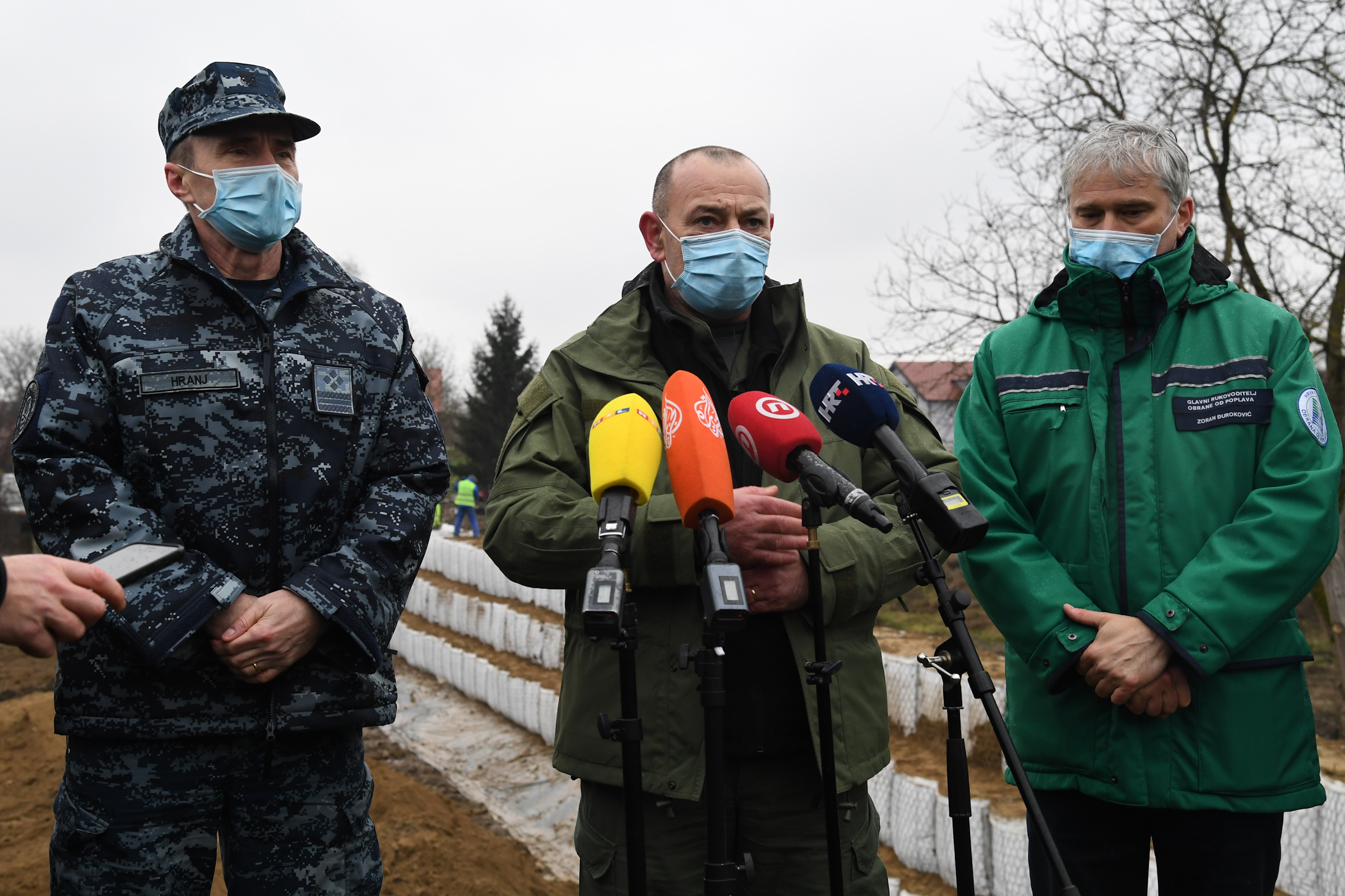Hrvatska vojska sudjeluje u radovima na učvršćivanju nasipa pored Siska