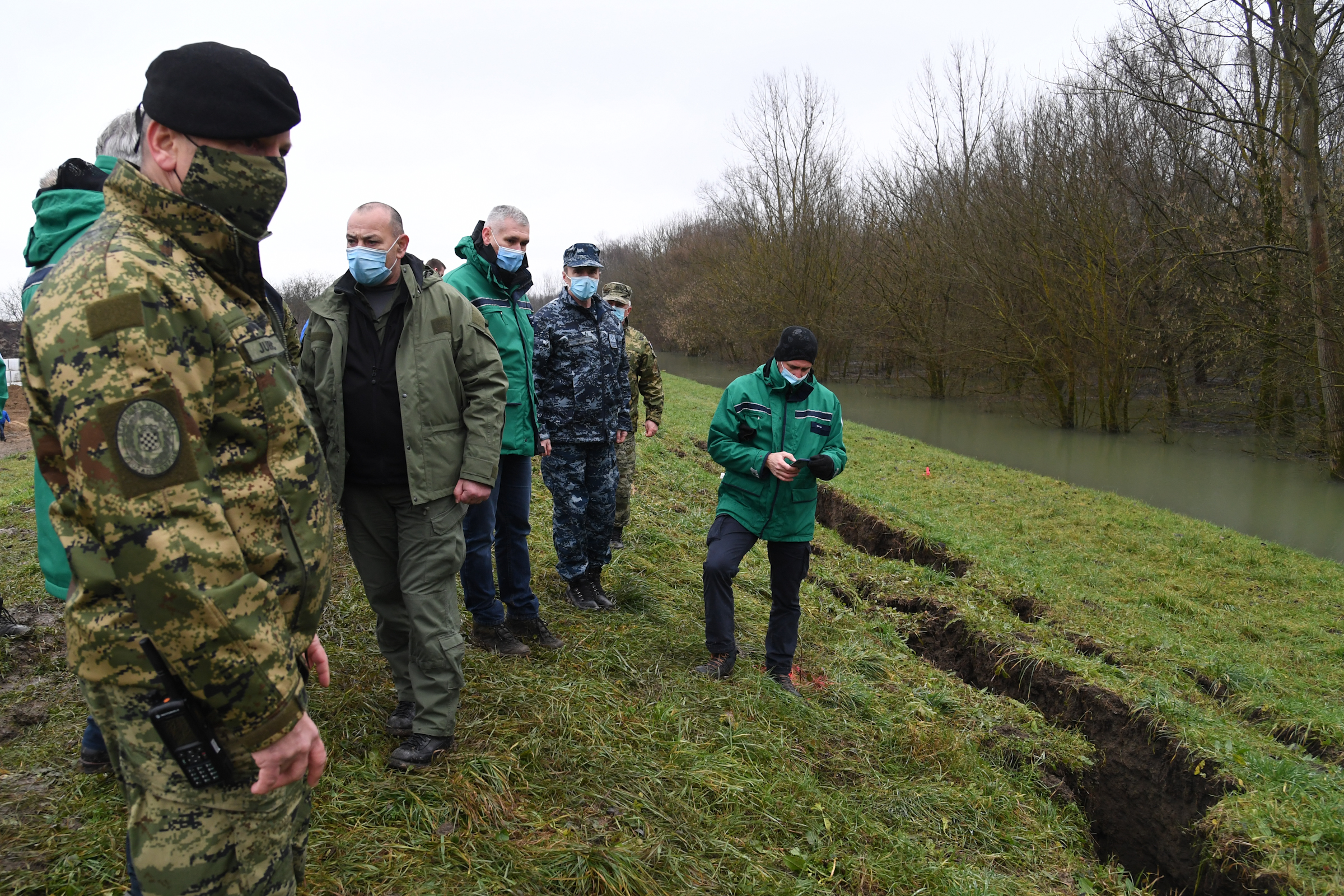 Hrvatska vojska sudjeluje u radovima na učvršćivanju nasipa pored Siska