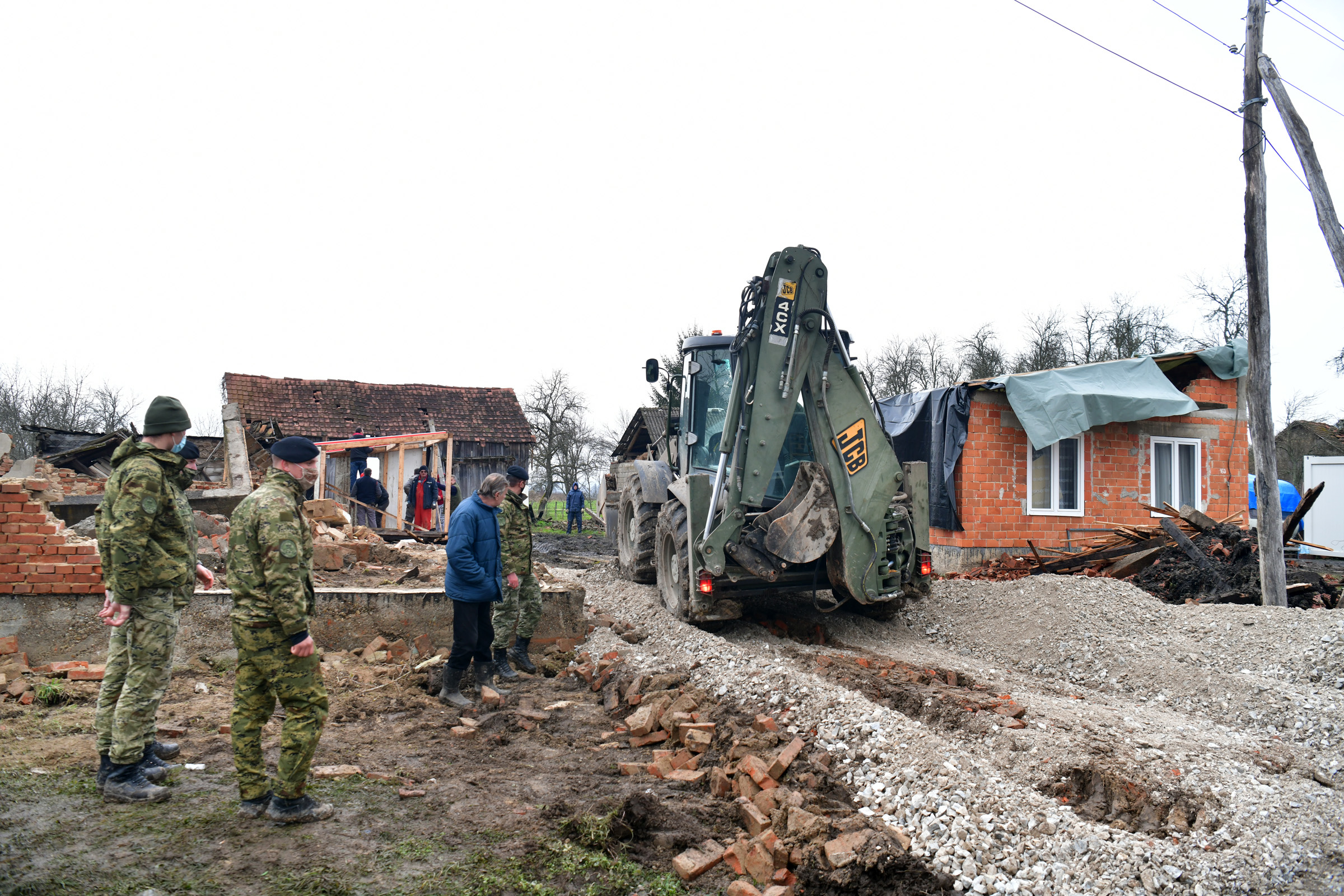 Hrvatska vojska pomaže potresom pogođenom gradu Petrinji i Sisku