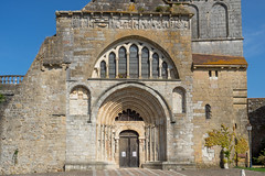 3687 Montmorillon : L-église St-Laurent-et-St-Vincent et la Maison-Dieu - Photo of Moulismes