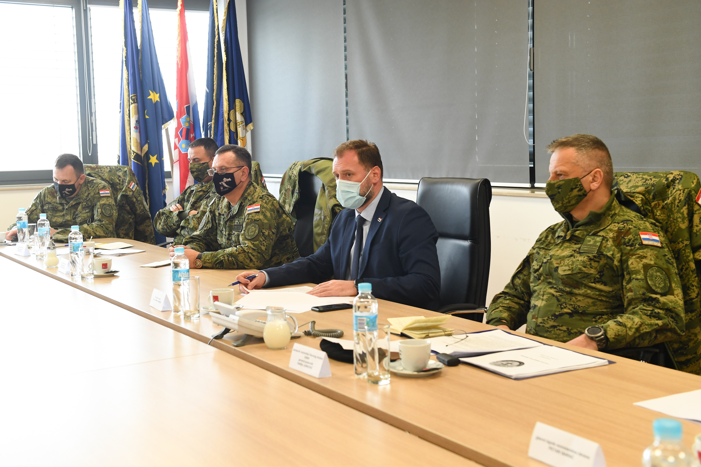 Ministar Banožić obišao je i vojarnu u Petrinji gdje je održao kolegij