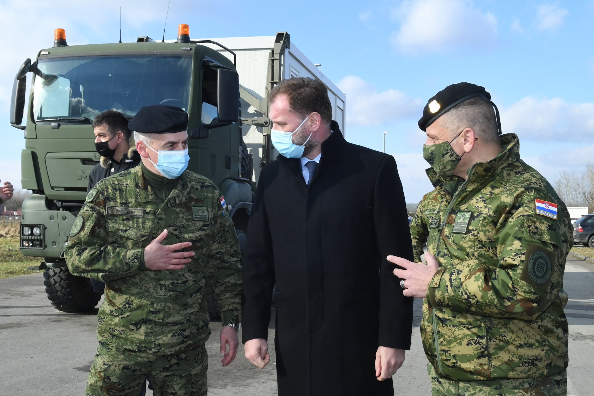 Ministar obrane Banožić s pripadnicima HV-a u Lekeniku