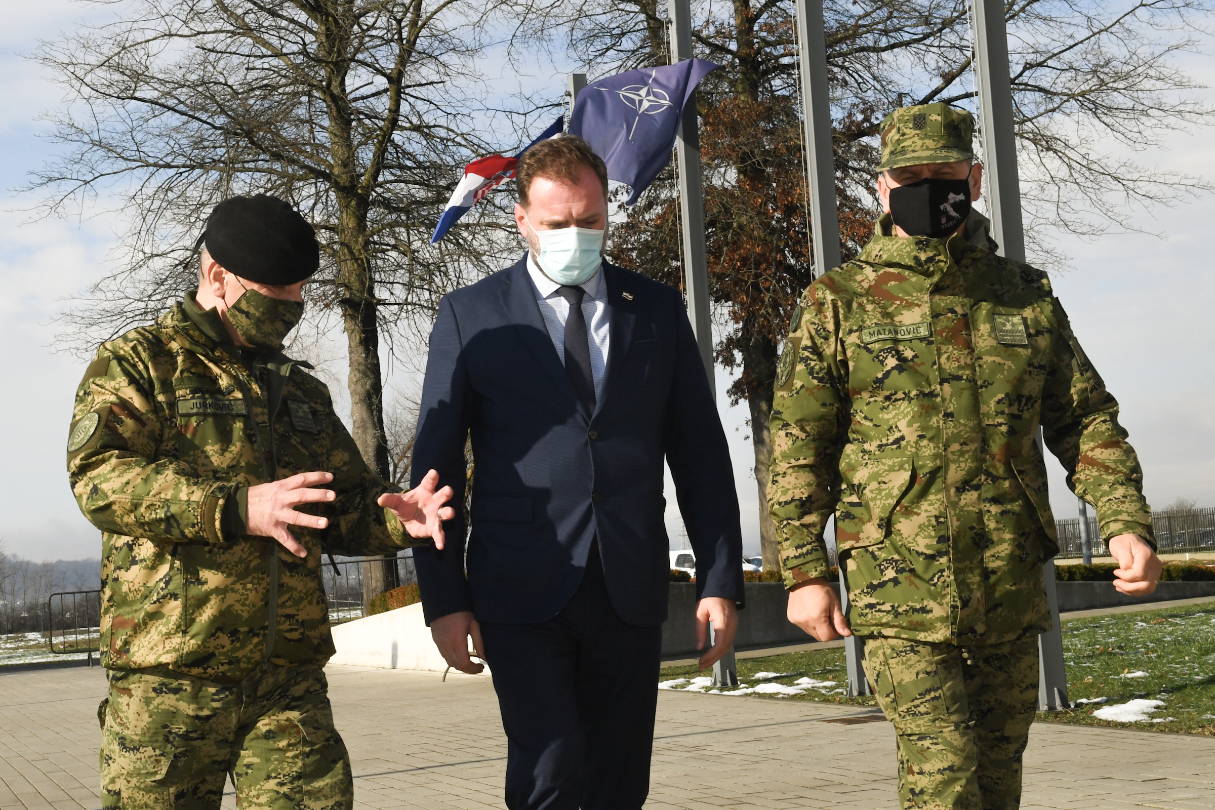 Ministar Banožić obišao je i vojarnu u Petrinji gdje je održao kolegij