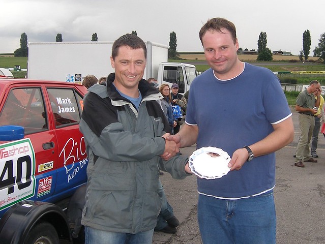 Kevin Evans receives trophy from Kevin Reynolds Mallory 2006