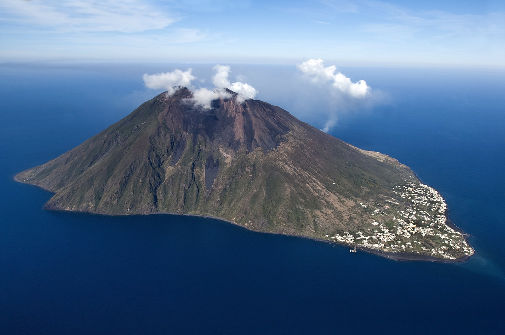 Île Éolienne de Stromboli et son volcan