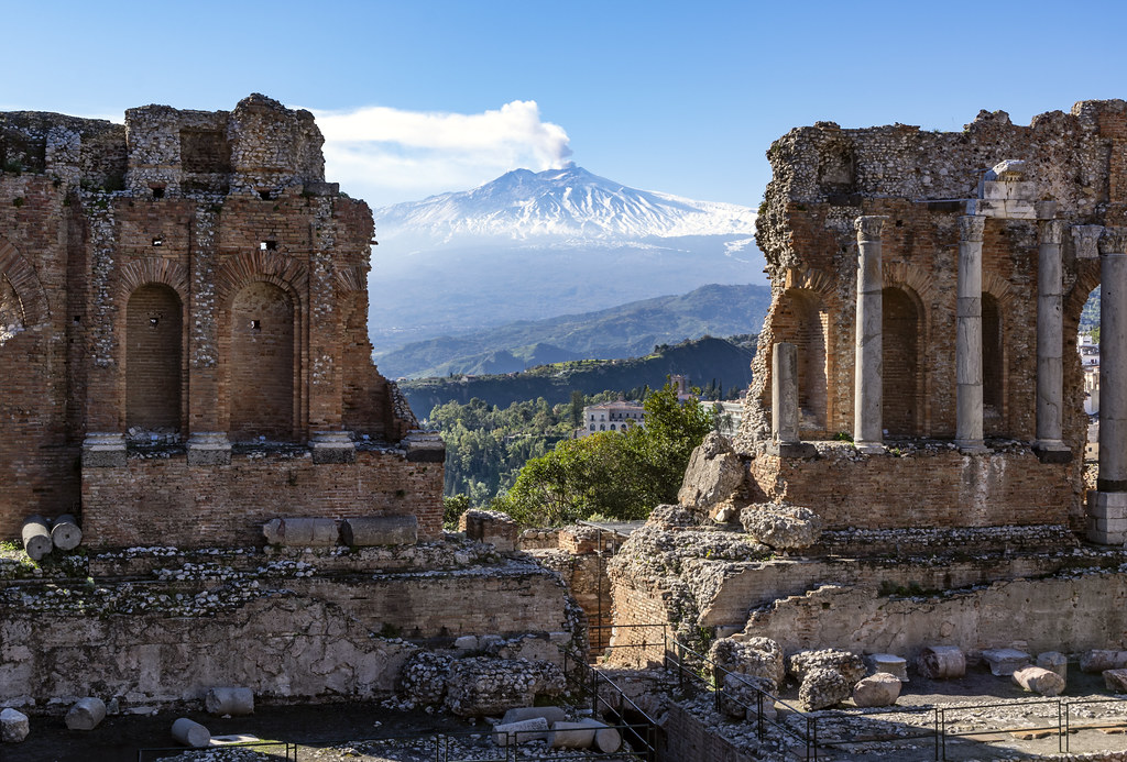 Amphithéâtre de Taormina avec vue sur le volcan Etna