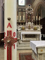 Pâques 2021, église ND-de-Nazareth (FR84,ORANGE)