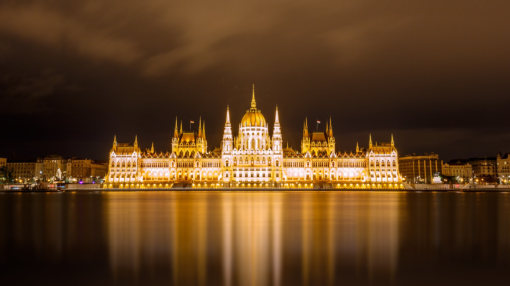 Parlement de Budapest illuminé, le soir