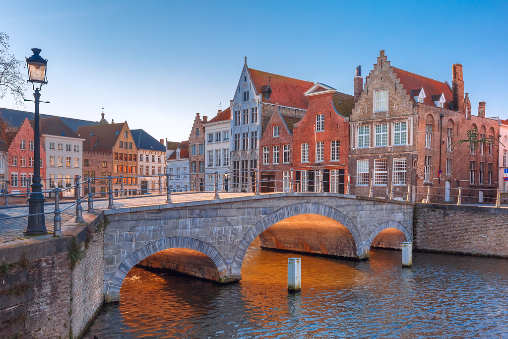 Maisons médiévales sur les canaux, à Bruges