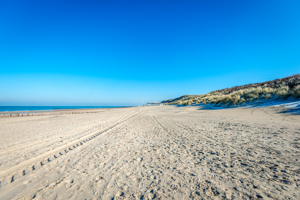 Dunes et places de sable blanc sur Zeeland, à Domburg