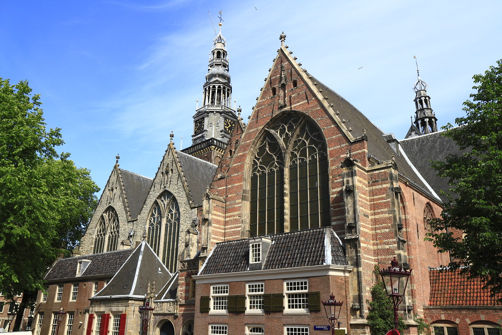 Oude Kerk, la plus vieille église de la ville, à Amsterdam