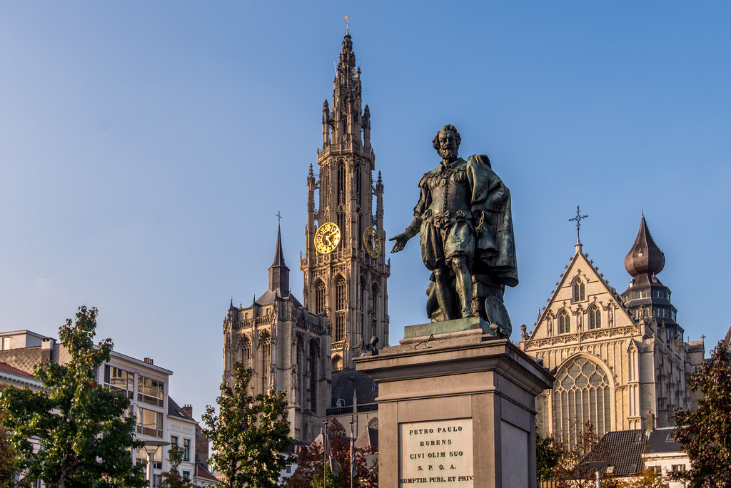 Cathédrale de Notre Dame et la stature de Rubens, à Anvers