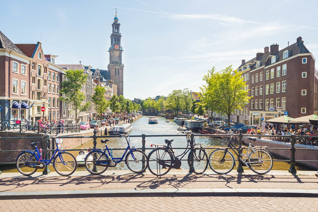 Bicyclettes et l'un des nombreux canaux de la ville, à Amsterdam