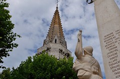 Eglise et monument aux morts de Sainte Marie de Ré - Photo of Croix-Chapeau