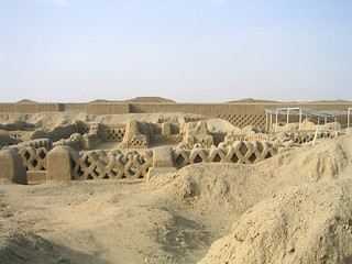 Чан-Чан. Крупнейший из сохранившихся городов, построенных из необожженной глины; основан в XIV в н. э. цивилизацией чиму