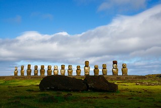 Моаи. Статуи острова Пасха. Огромные каменные статуи в виде человеческой головы, предположительно изготовленные полинезийцами более 1000 лет назад
