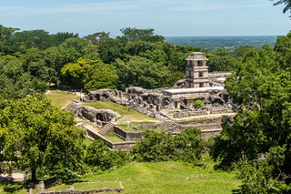 Паленке. Крупнейший город майя, построенный в 7 в до н. э. и демонстрирующий архитектуру племени, его умения в области скульптуры и лепных рельефов.