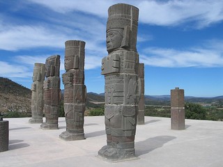 Титаны Тула. Каменные колонны, изготовленные в X в н. э. племенем тольтеков. Выполнены в виде скульптур воинов, охраняющих скульптуру бога тольтеков.