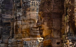 Каменные лица Байона. Город Ангкхор Тхом — памятник военному триумфу его основателя Джайявармана VII. В центральной части города расположен буддийский храм Байон, все стены и колонны которого сложены из плит, представляющих собой человеческие лица.
