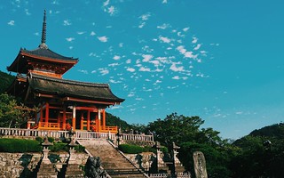 Киёмидзу-дэра — буддийский храмовый комплекс, несущий традиции хоссо во время цветения сакуры; основан в 778, но современные строения относятся к 1633.