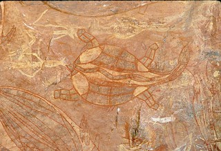 Наскальная живопись. Несколько сотен картин, многие из которых наслаиваются друг на друга. Большая часть сделана около 20-30 тысяч лет назад.