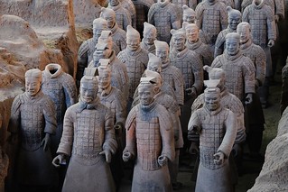 Терракотовая армия. Захоронение по крайней мере 8099 полноразмерных терракотовых статуй китайских воинов и их лошадей, обнаруженное в 1974 году рядом с гробницей китайского императора Цинь Шихуанди