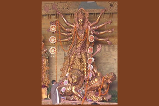 Богиня Дурга. Богиня-воительница, сражающаяся с демонами, защитница богов и мирового порядка.