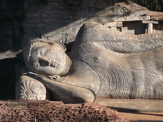 Гигантское изваяние Будды, выточенное в граните в 1180-x г., длина около 40 метров