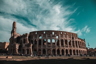 Колизей — амфитеатр, памятник архитектуры Древнего Рима, наиболее известное и одно из самых грандиозных сооружений Древнего мира, сохранившихся до нашего времени
