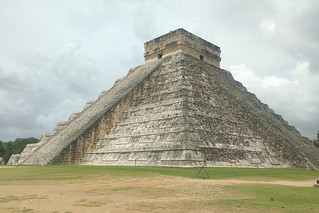 Чичен-Ица — политический и культурный центр майя, основан около 455 года.