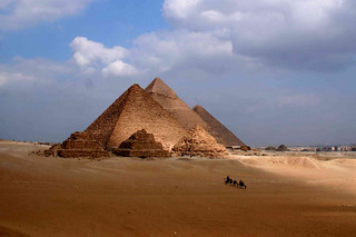Пирамиды Гизы — комплекс древних памятников на плато Гиза. Пирамида Хеопса (Хуфу) является единственным сохранившимся до наших времён памятником из семи чудес древнего мира.