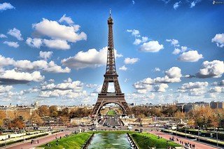 Эйфелева башня — металлическая башня в центре Парижа, ставшая символом города; построена в 1889; высота 324 метра.