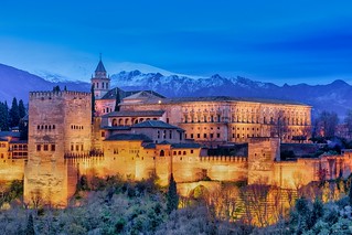Альгамбра  — архитектурно-парковый ансамбль, объект всемирного наследия.