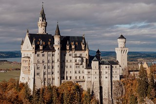Замок Нойшванштайн — романтический замок баварского короля Людвига II; одно из самых популярных среди туристов мест.