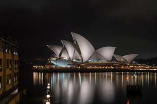 Сиднейский оперный театр - всемирно признанный шедевр австралийской и мировой архитектуры. Он имеет уникальную серию парусообразных оболочек, образующих крышу, которые делают театр не похожим ни на одно другое здание в мире.