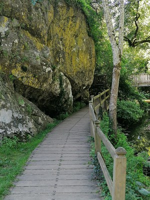 Paadje bij Grottes Saulges